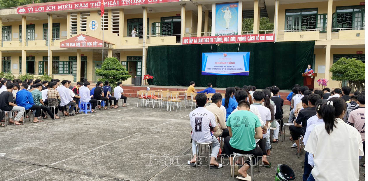 Quang cảnh buổi triển khai phong trào “Học sinh 3 tốt” và diễn đàn “Xây dựng tình bạn đẹp – nói không với bạo lực học đường”.